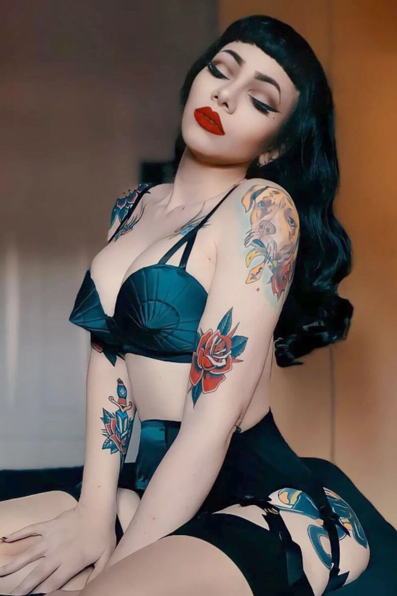 Black 1950s pinup style wig, curled with short fringe: Milena