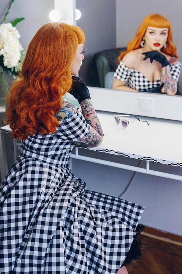 Ginger wig, pinup style with short fringe and gentle waves, 1950s style: Vida