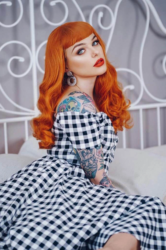Ginger wig, pinup style with short fringe and gentle waves, 1950s style: Vida