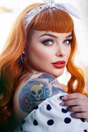 Ginger wig, pinup style with short fringe and gentle waves, 1950s style: Vida
