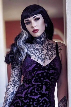 Long black 1950s pin up style wig with platinum streak and retro fringe: Michelle
