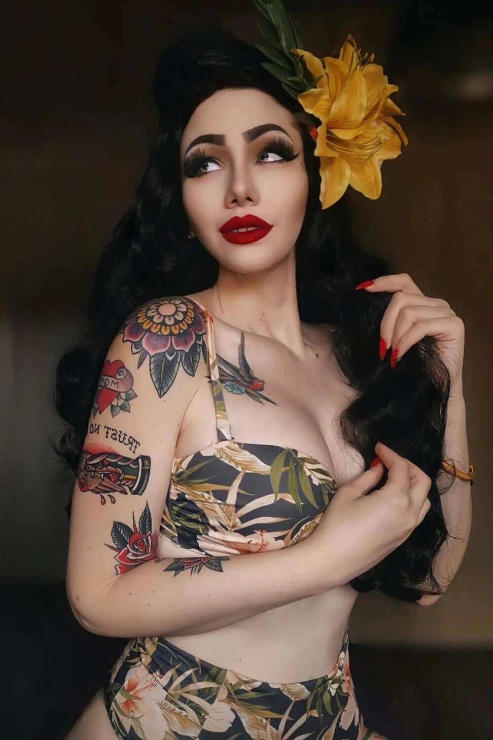 Long black pinup style wig with vintage hollywood waves: Veronica