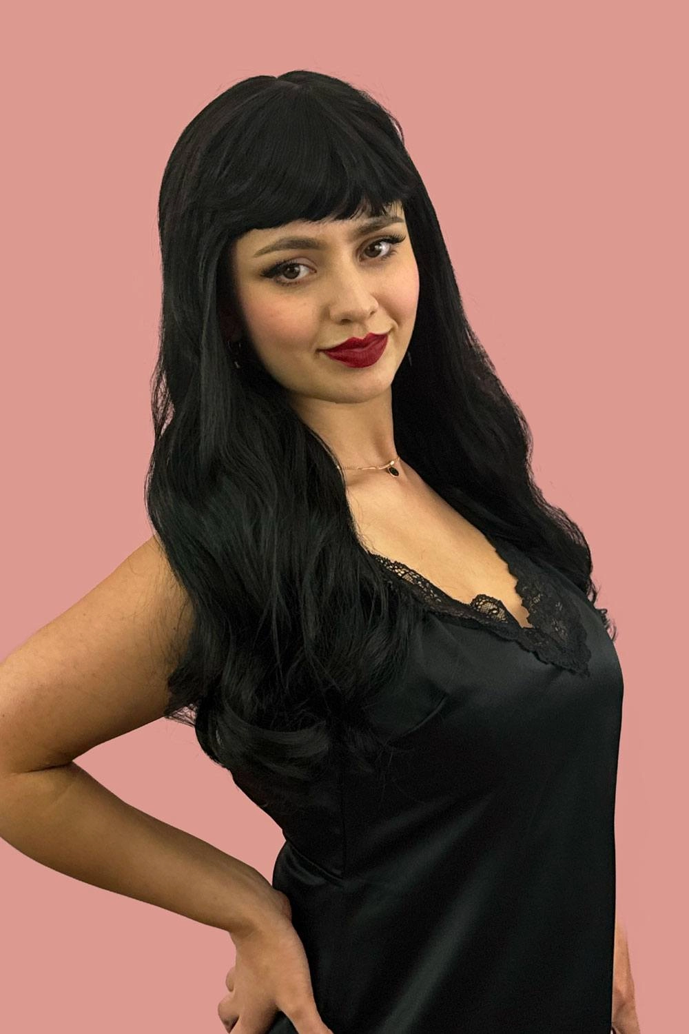Long black wavy wig with pinup-style fringe: Lisha