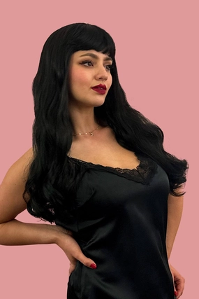 Long black wavy wig with pinup-style fringe: Lisha