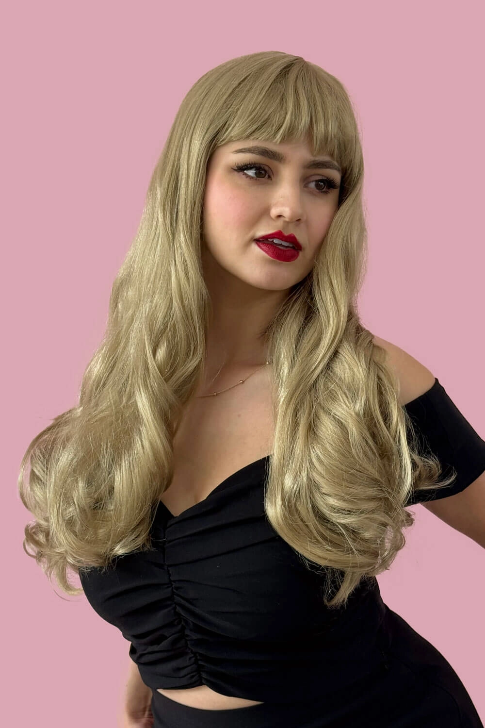 Long blonde wavy wig with pinup-style fringe: Elena