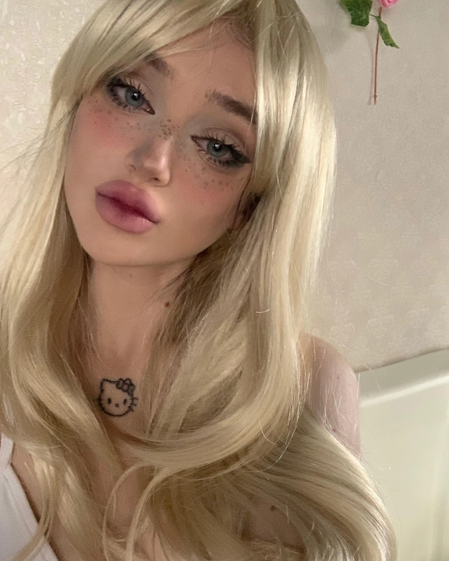 Long blonde wig, face framing with long, side-sweeping fringe: Ashley