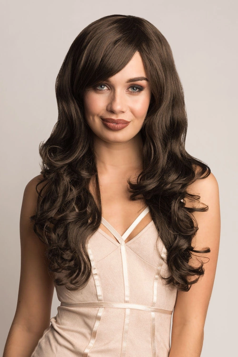 Long brown wig with gentle waves: Bella