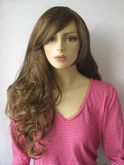 Long brown wig with gentle waves: Bella