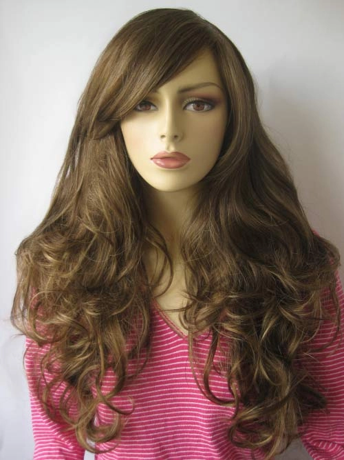 Long brown wig with gentle waves: Bella
