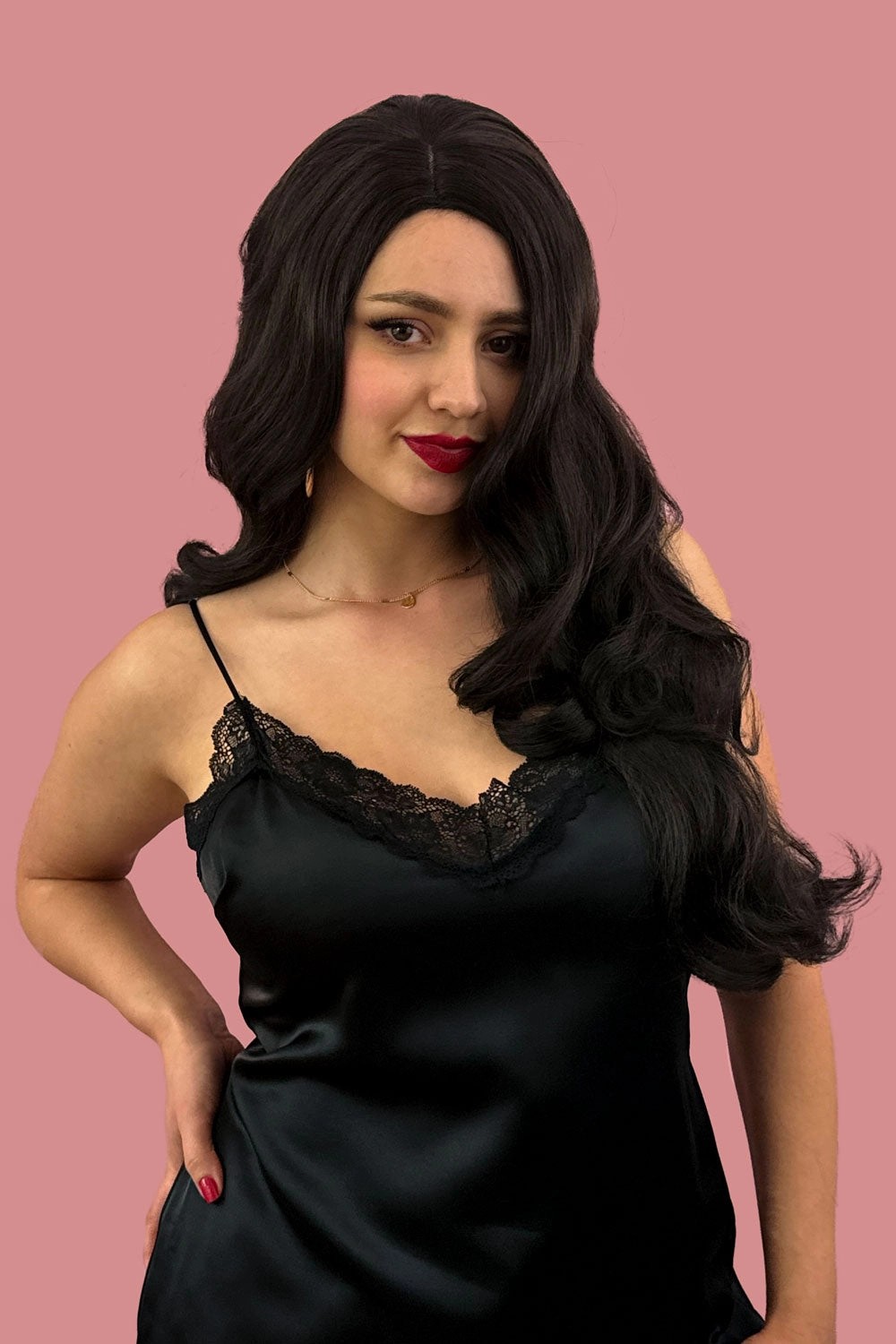 Long, brown wig, with wonderful loose waves and curls and a sweeping fringe: Leonie