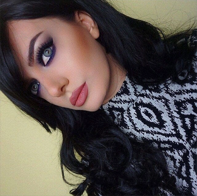 Long wavy black wig with side-sweeping Fringe: Charlotte