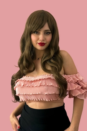 Long wavy light brown wig with vintage-style straight fringe: Maya